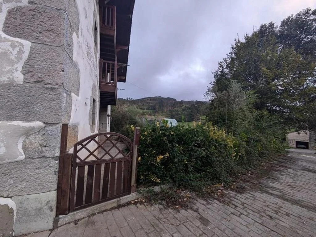 Casa amplia en Nabarniz para reformar