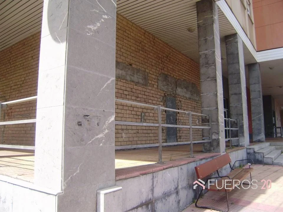 Open-plan Larrea commercial unit, 185 m²
