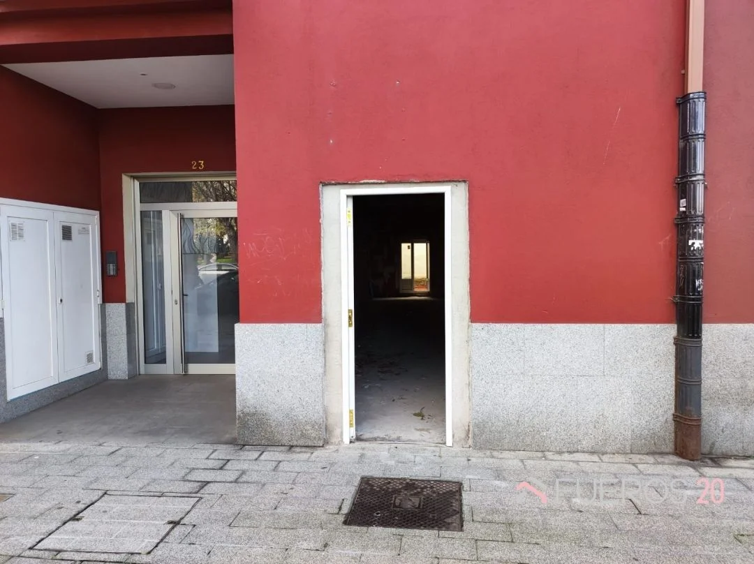 Bar-licensed Lasesarre unit with patio rights