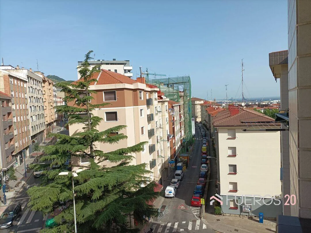 Central two-bedroom flat near hospital