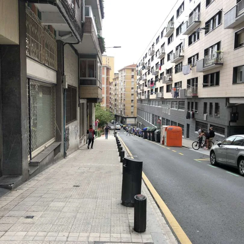 Bar insonorizado cerca del metro Karmelo