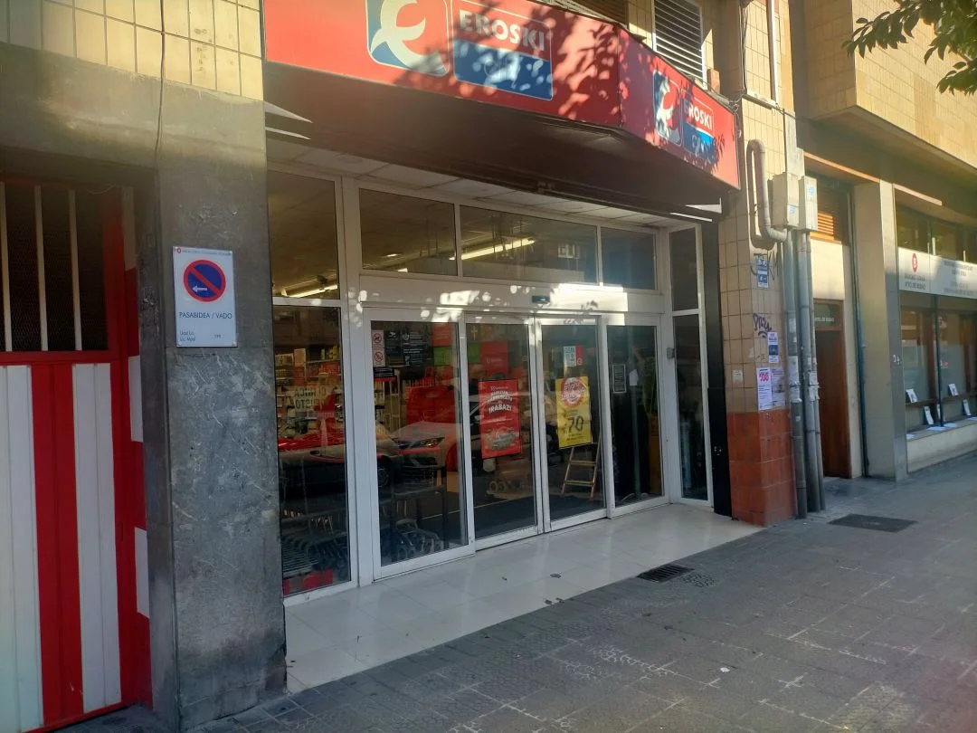 Tenanted 1,200 m² commercial unit