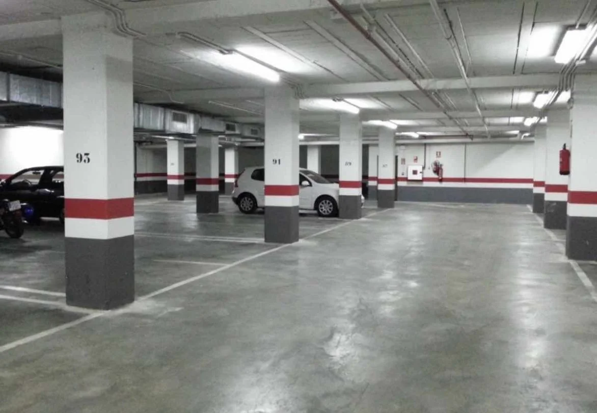 Wide basement garage in Jado