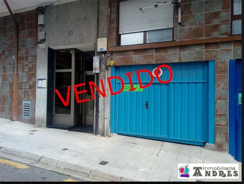Closed one-car garage in Bermeo