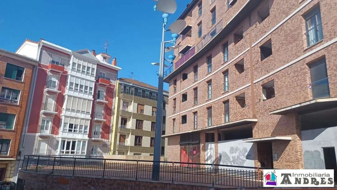 Reformed 130 m² commercial unit
