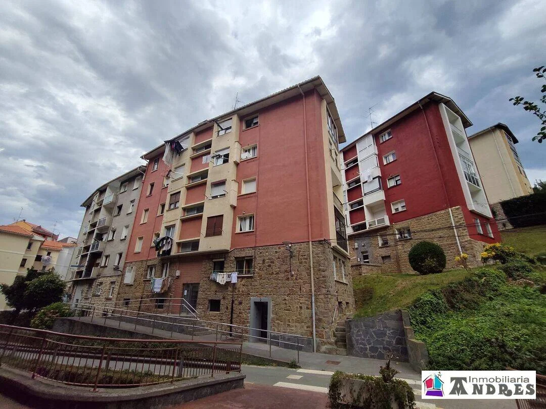 Luminoso piso exterior de tres habitaciones en Bermeo
