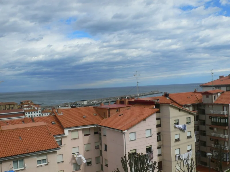 Piso de tres habitaciones con vistas en Bermeo