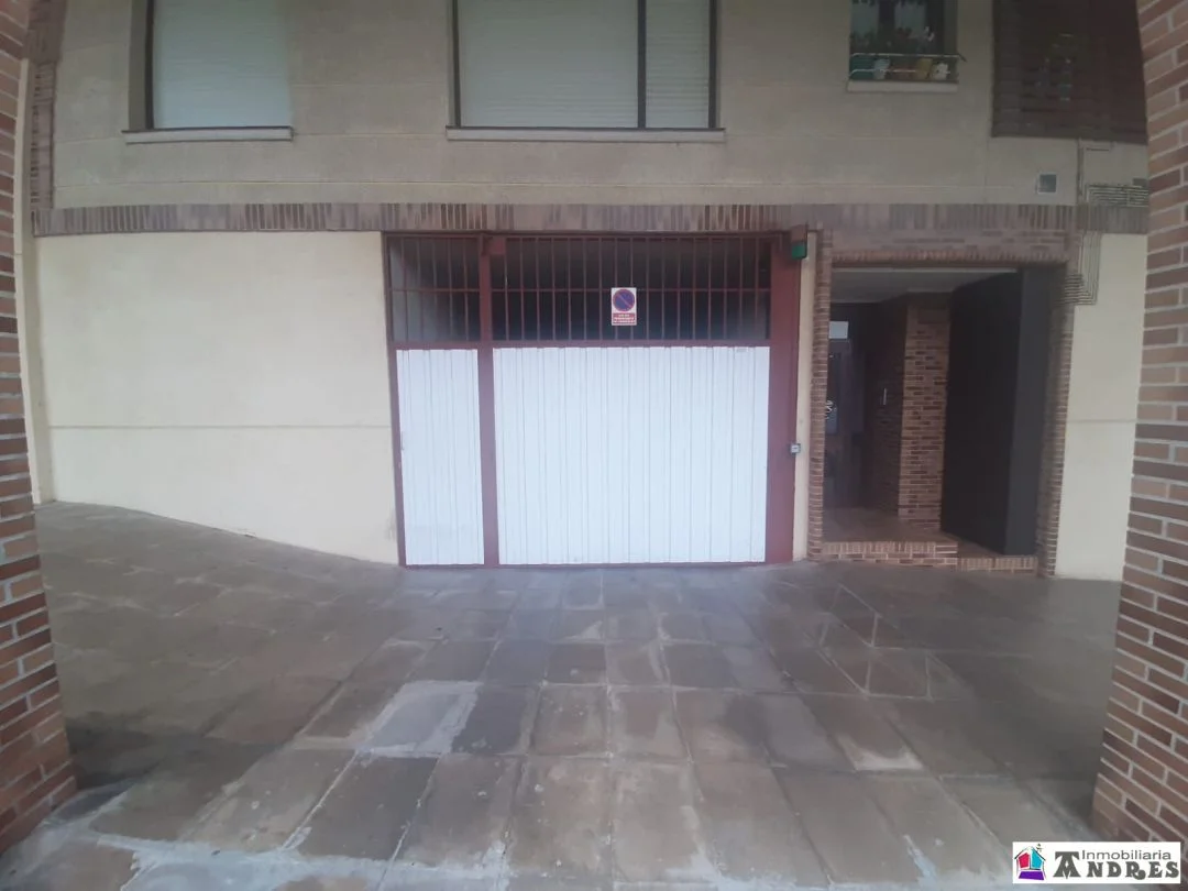 Semi-enclosed garage in Adubidxe