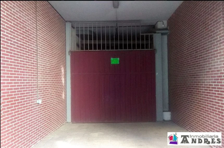 Central street-level garage, 20 m²