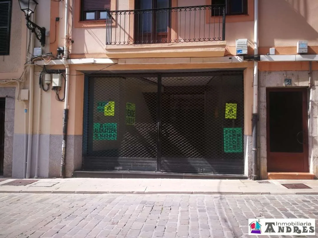 Central commercial unit with showroom