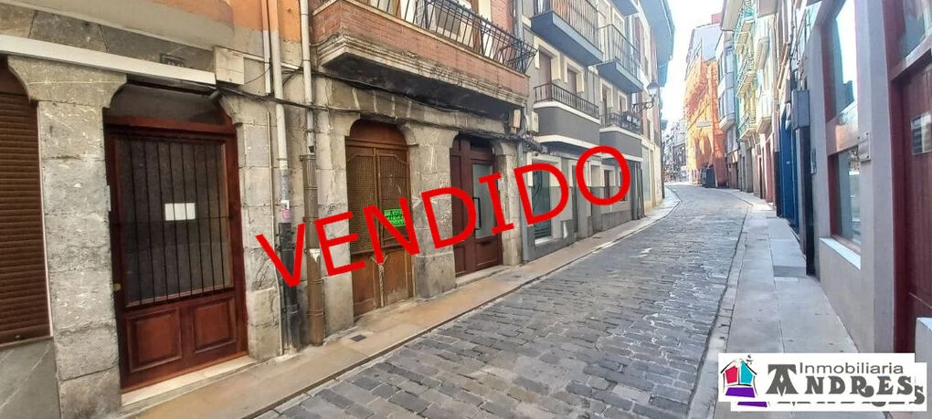 Central Bermeo local with habitability upside