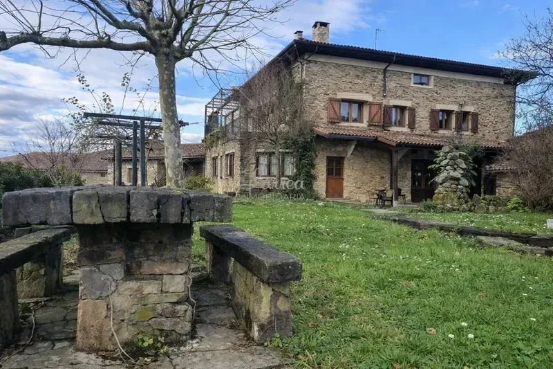 Caserío rehabilitado cerca del Gorbea