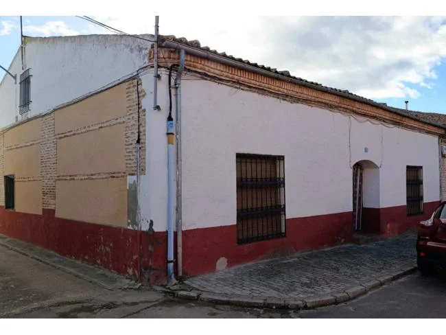 Gran casa de pueblo con potencial de ampliación