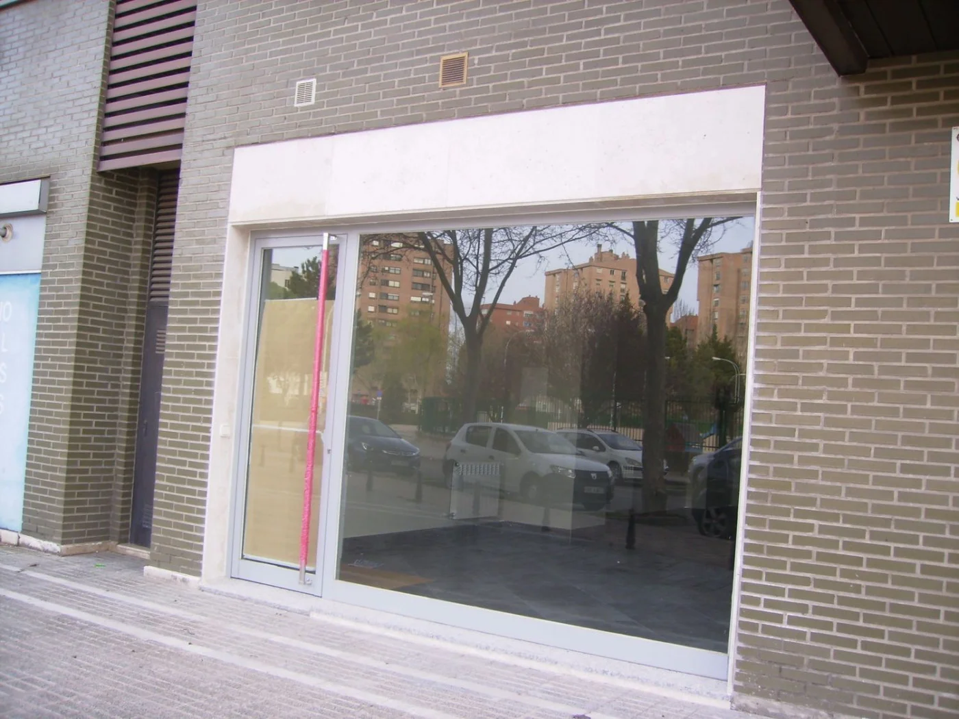 Diaphanous commercial premises in Girón