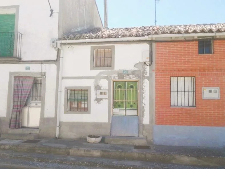 Casa reformable de tres dormitorios en pueblo