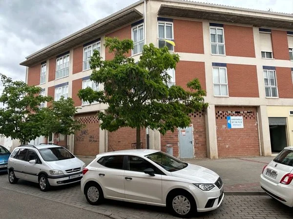 Corner 310m² commercial unit in town