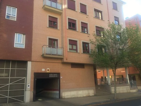Large-car garage in La Rubia
