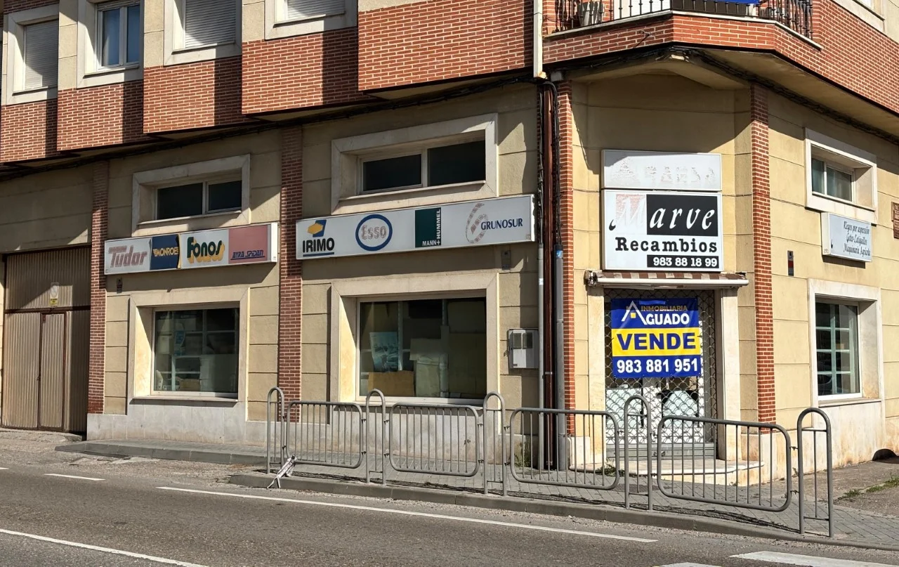 Commercial premises with dual-floor layout