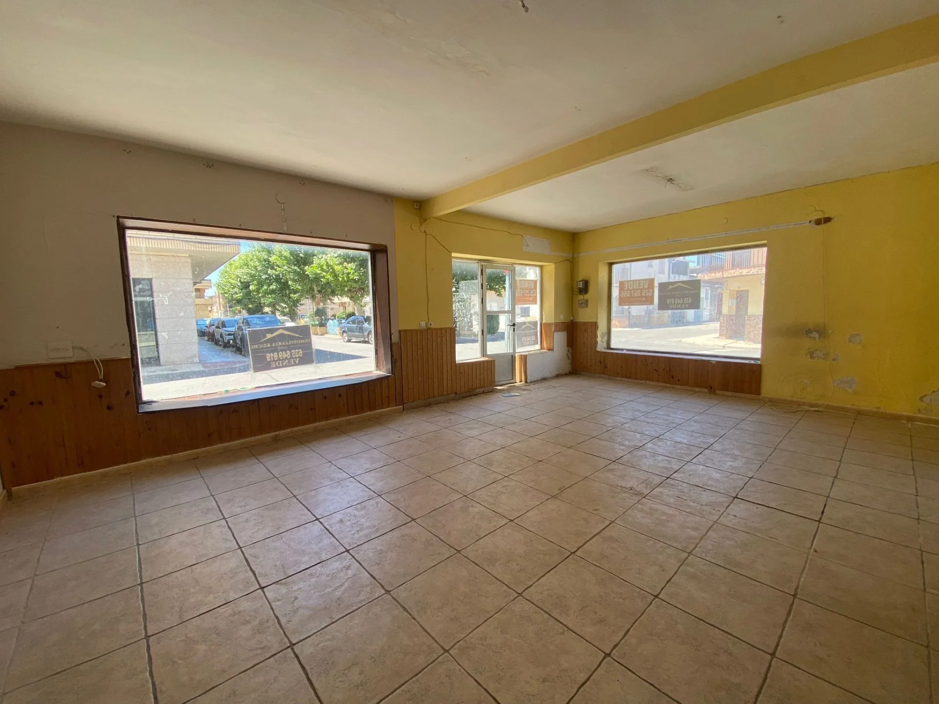 Two-frontage commercial unit, 120 m²