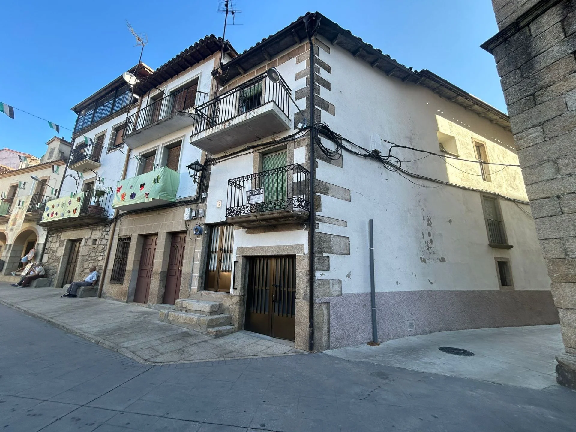 Large Acebo town-centre renovation project