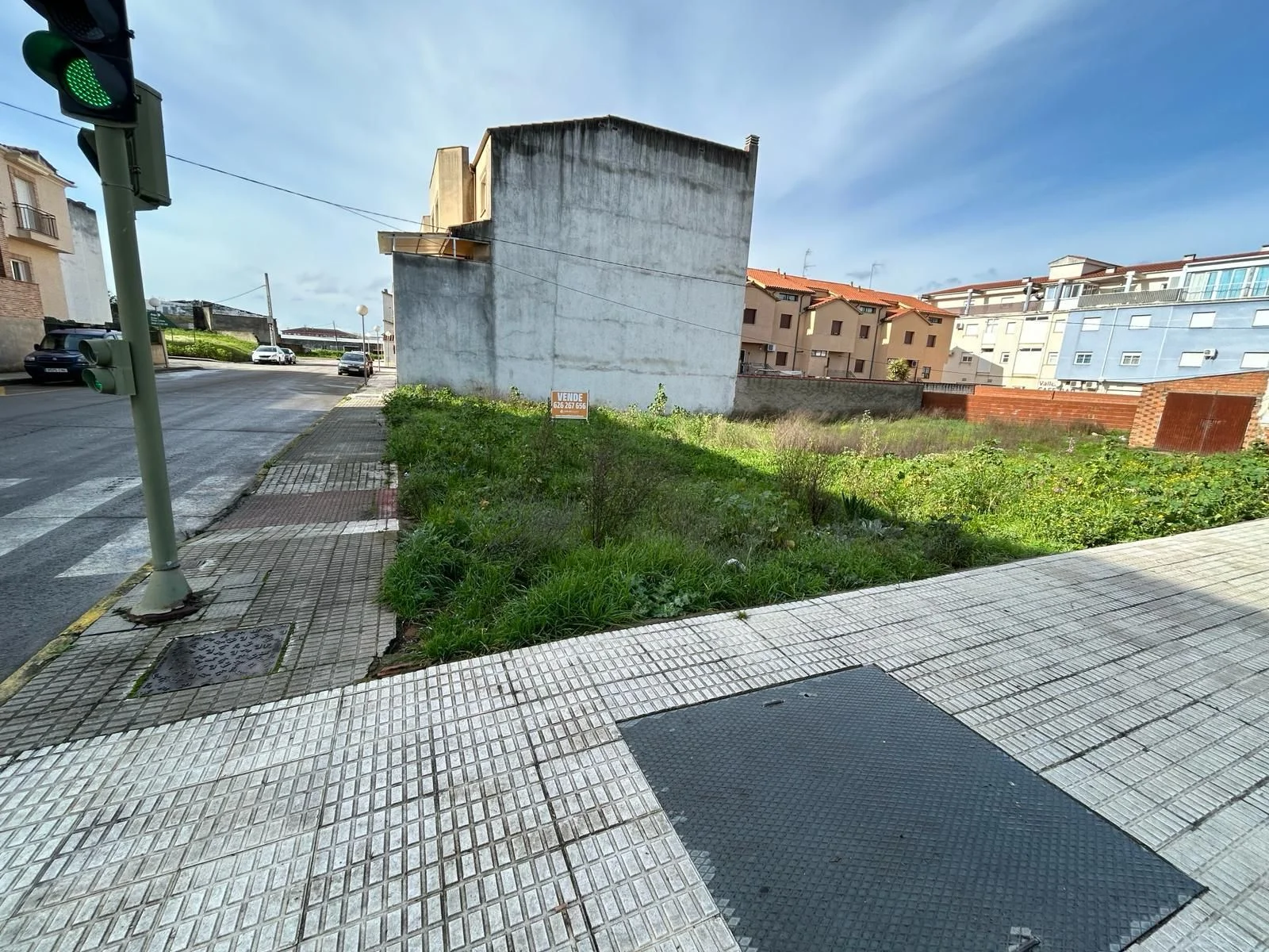 Urban corner plot in Moraleja