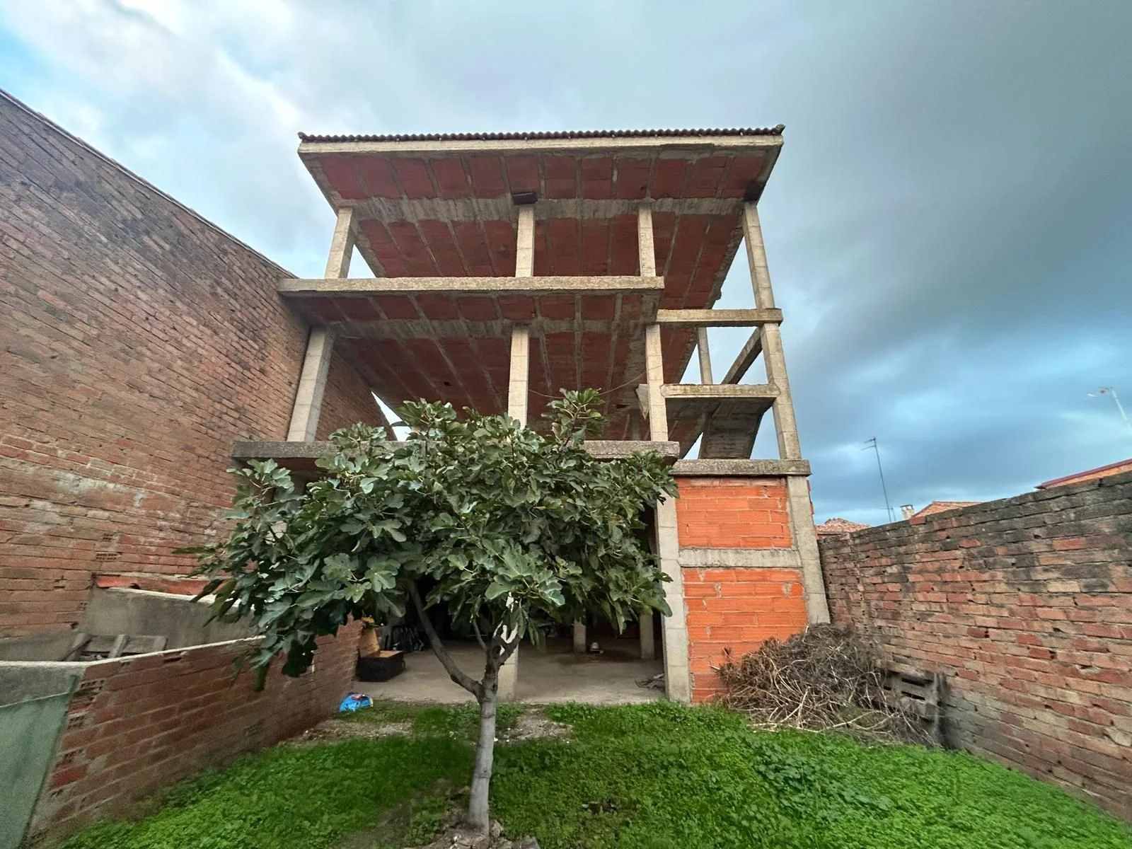 Three-storey building in Moraleja