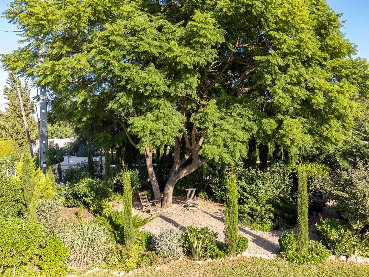 Villa reformada con amplios terrenos