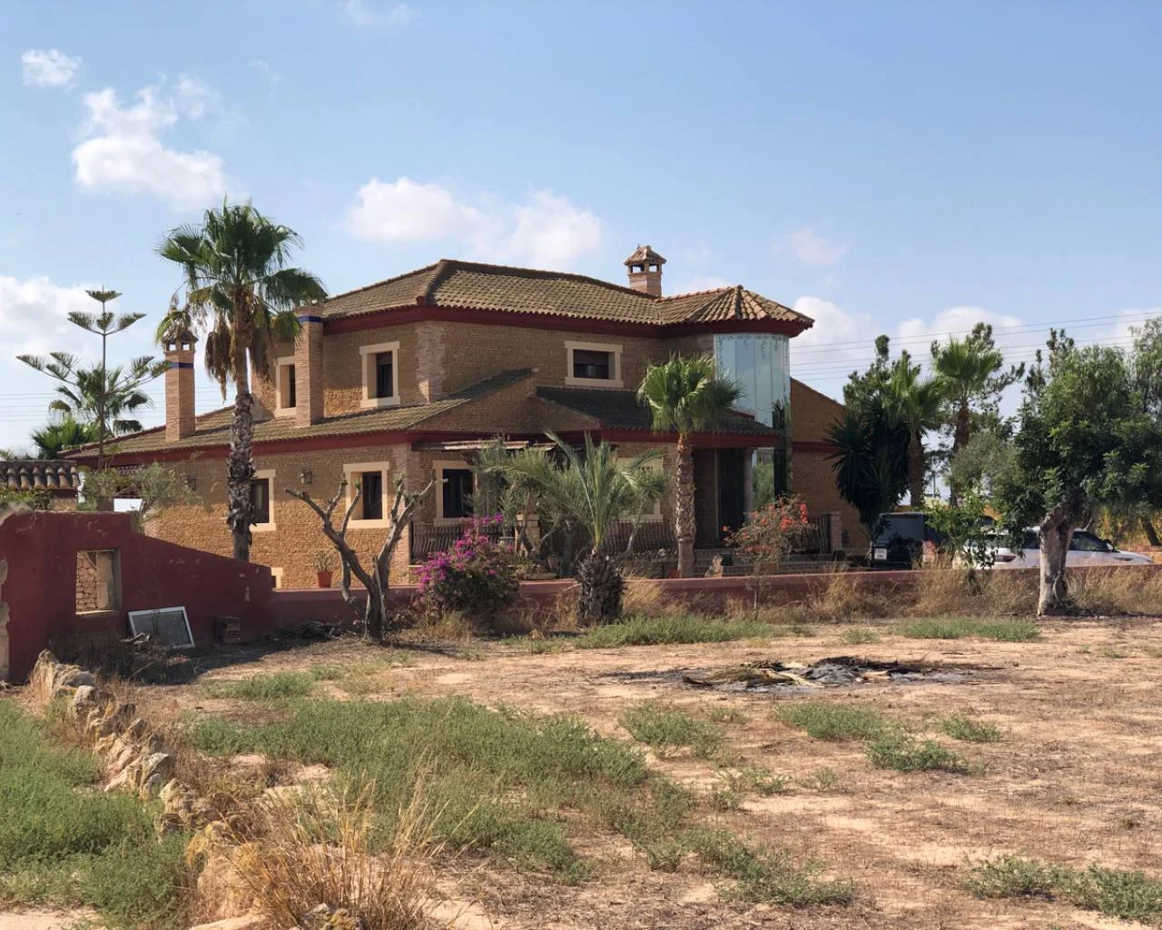 Country house with 10,500 m² plot