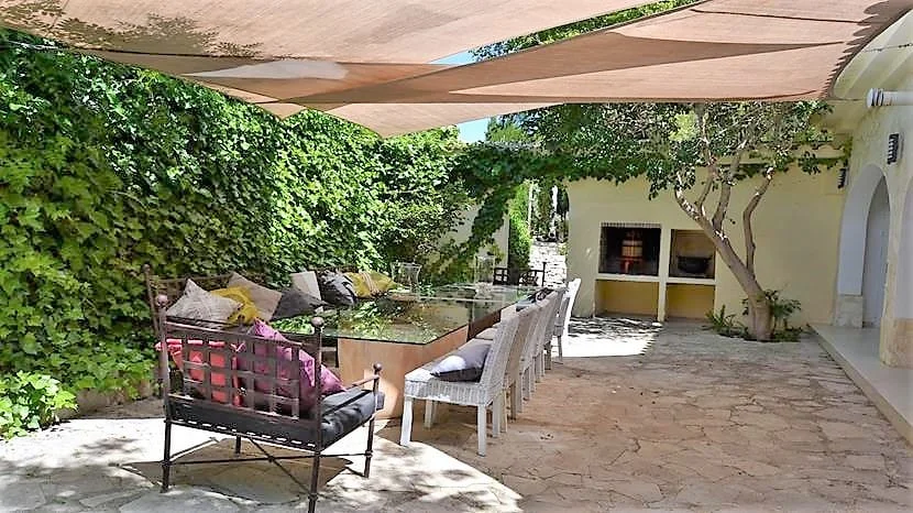 Luxury villa with 605m² and retreat business