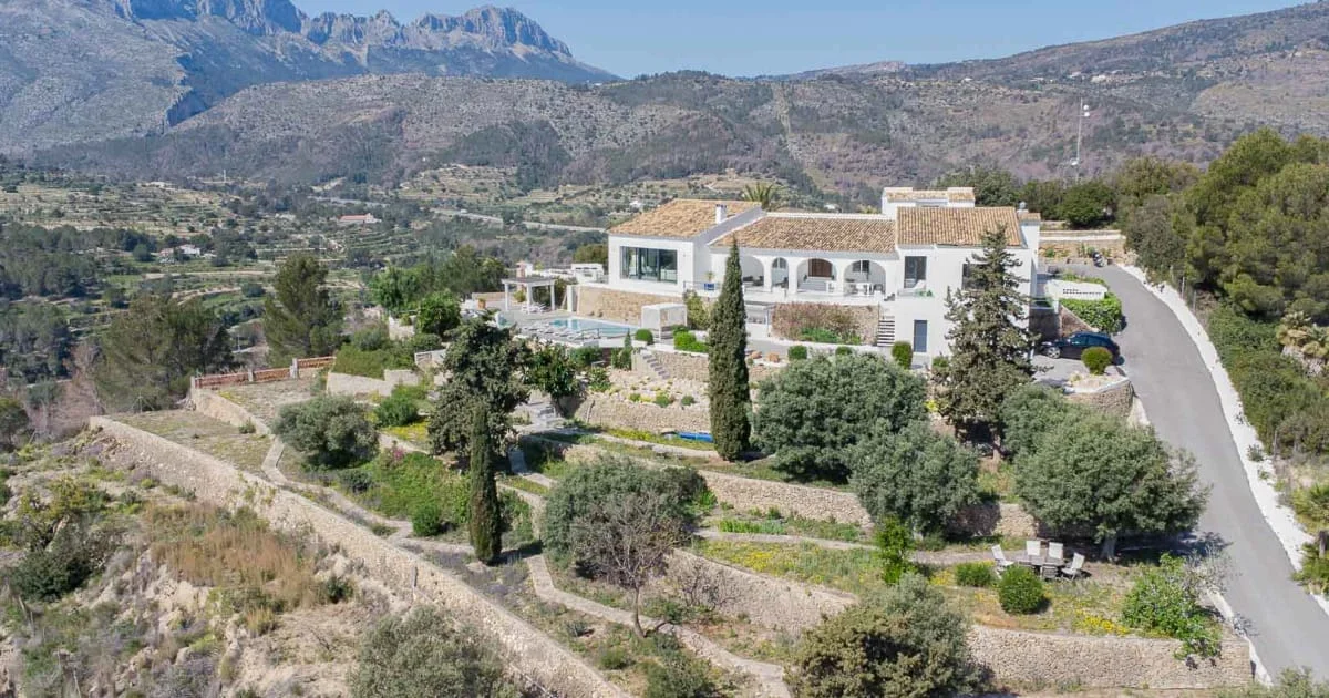 Villa reformada en Benissa con casa de invitados