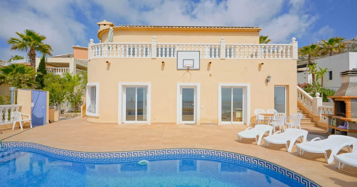 Villa con vistas al mar y ampliación aprobada