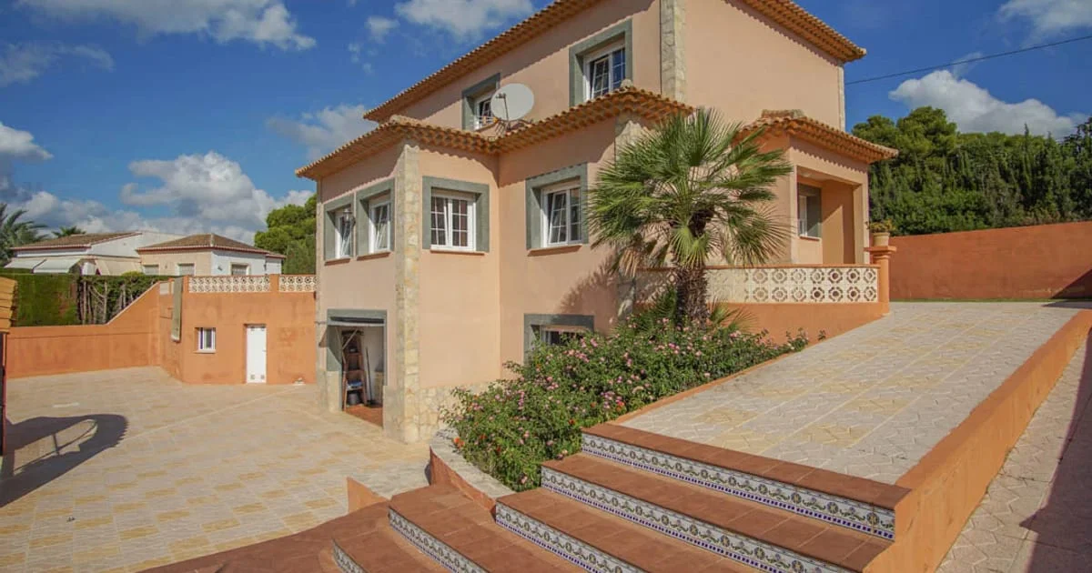 Villa cerca de la playa, cinco dormitorios y piscina