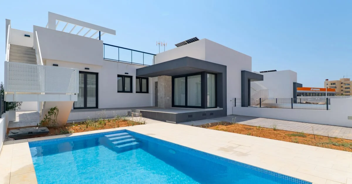 Villa de dos plantas con piscina privada