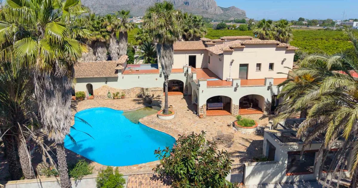Large Ondara villa with 10,000 m² grounds