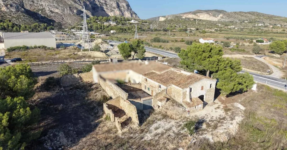 Casa adosada tradicional en gran parcela de Teulada