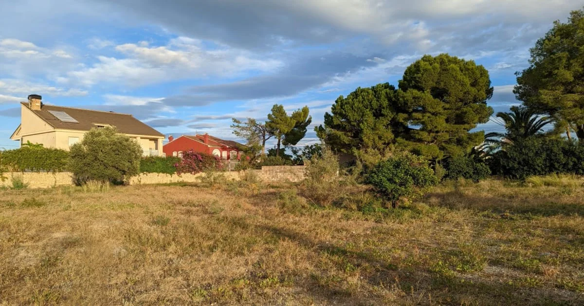 Parcela urbana cerca de la playa de Deveses