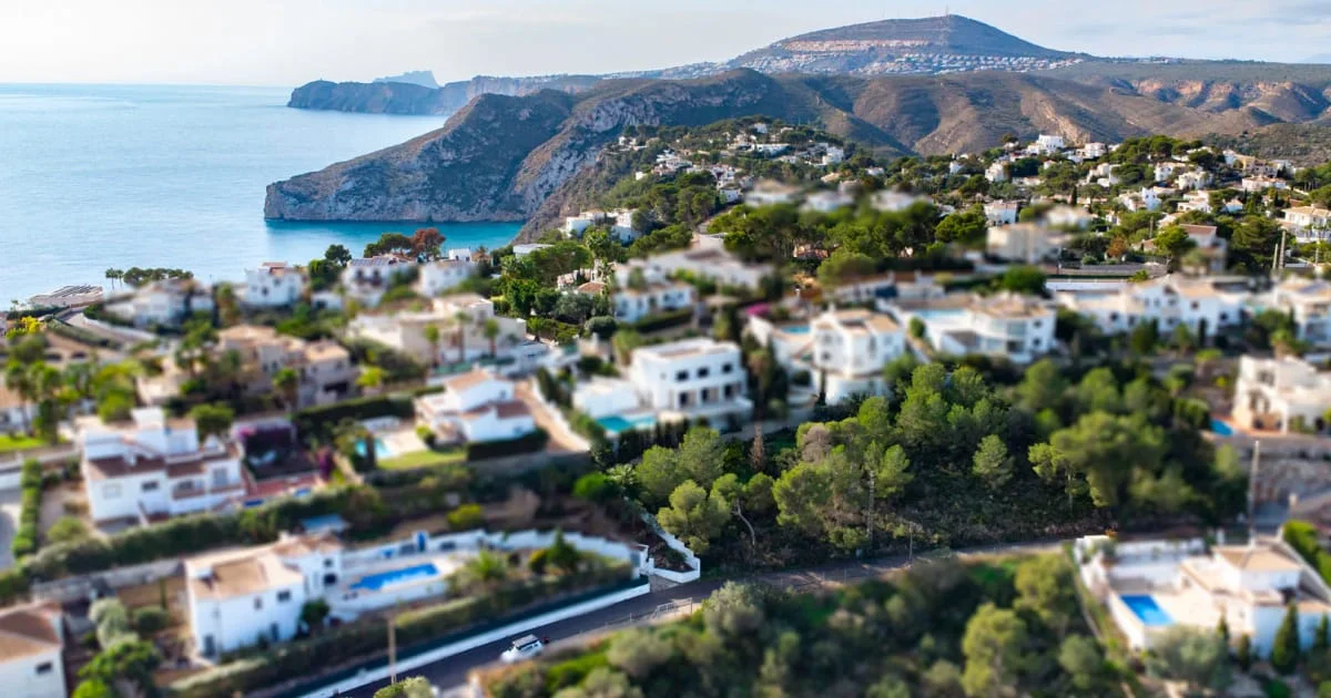 Parcela edificable en ladera cerca de calas de Jávea