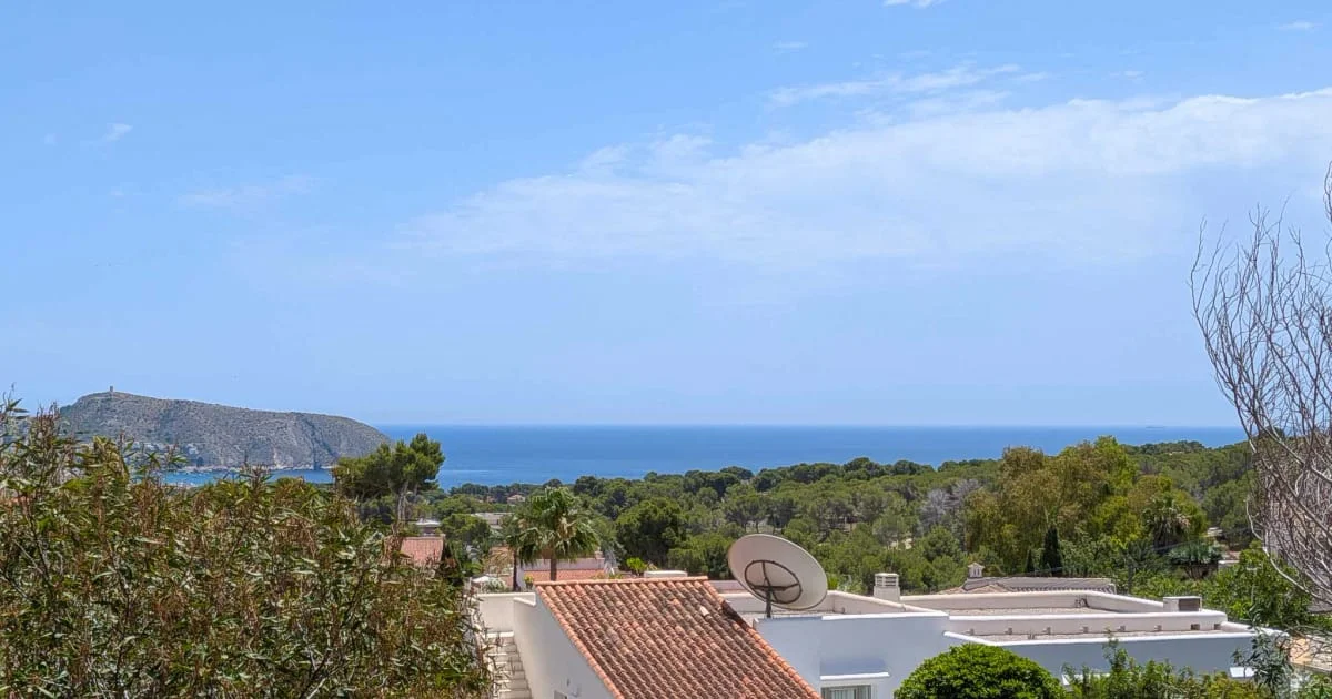 Parcela urbana con vistas al mar en Moraira