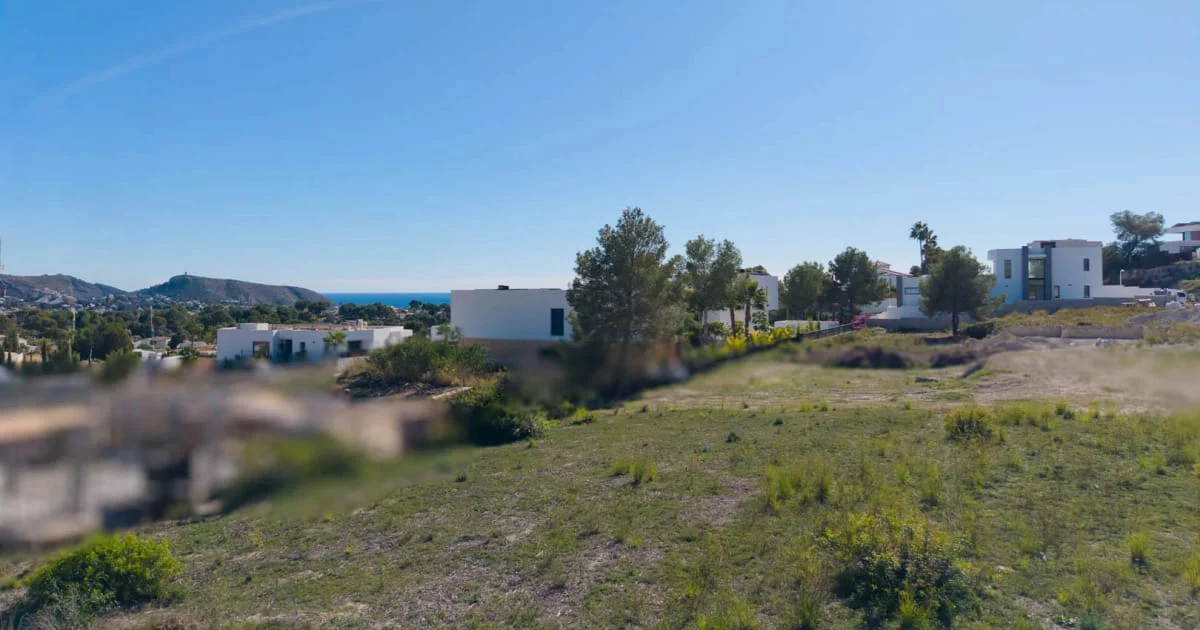 Parcela urbana en Moraira, 811 m² y vistas al mar