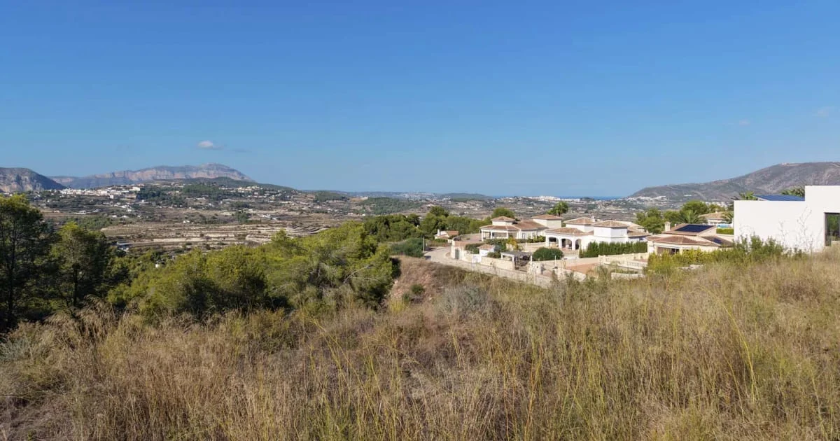 Urban Moraira plot with sea glimpses