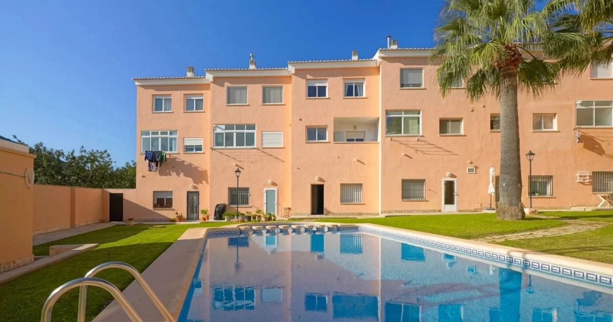 Three-bedroom townhouse with pool