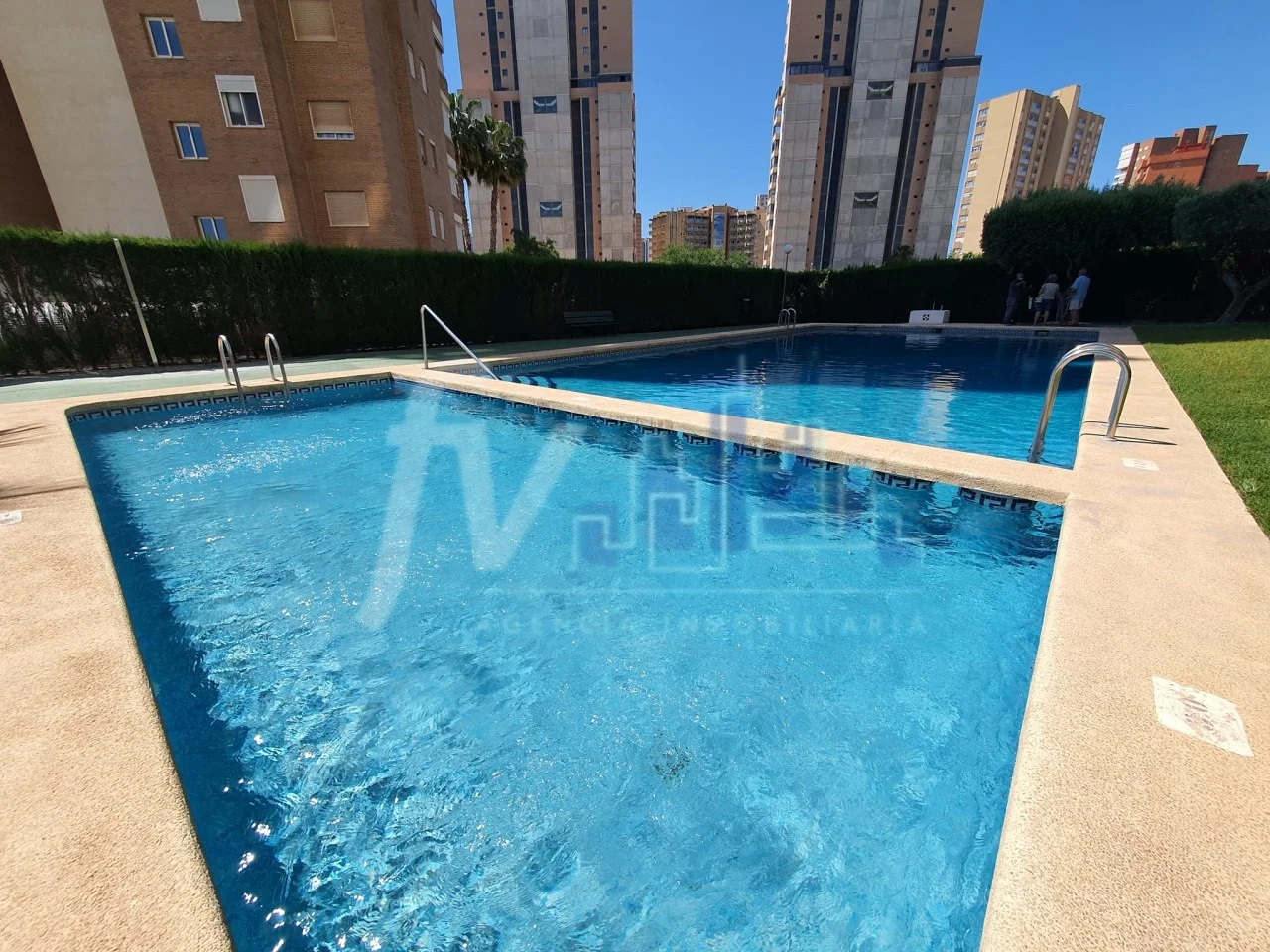 High-floor Levante apartment with pool