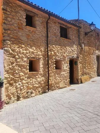 Casa adosada restaurada con potencial de alquiler