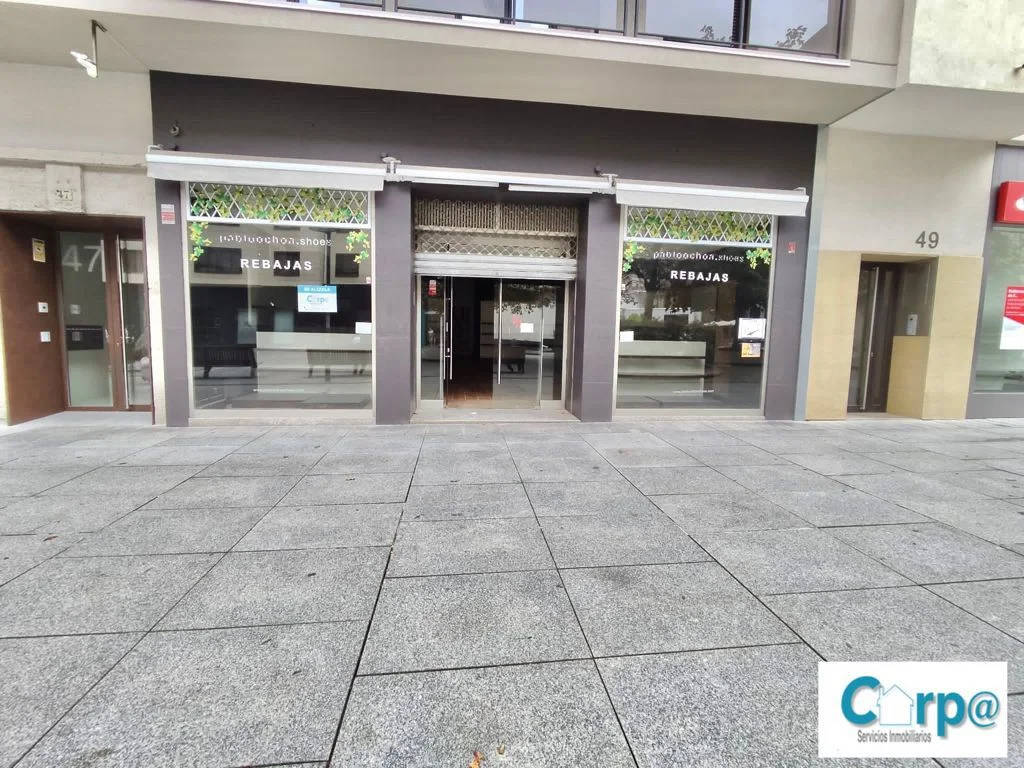 Local comercial céntrico con tres escaparates