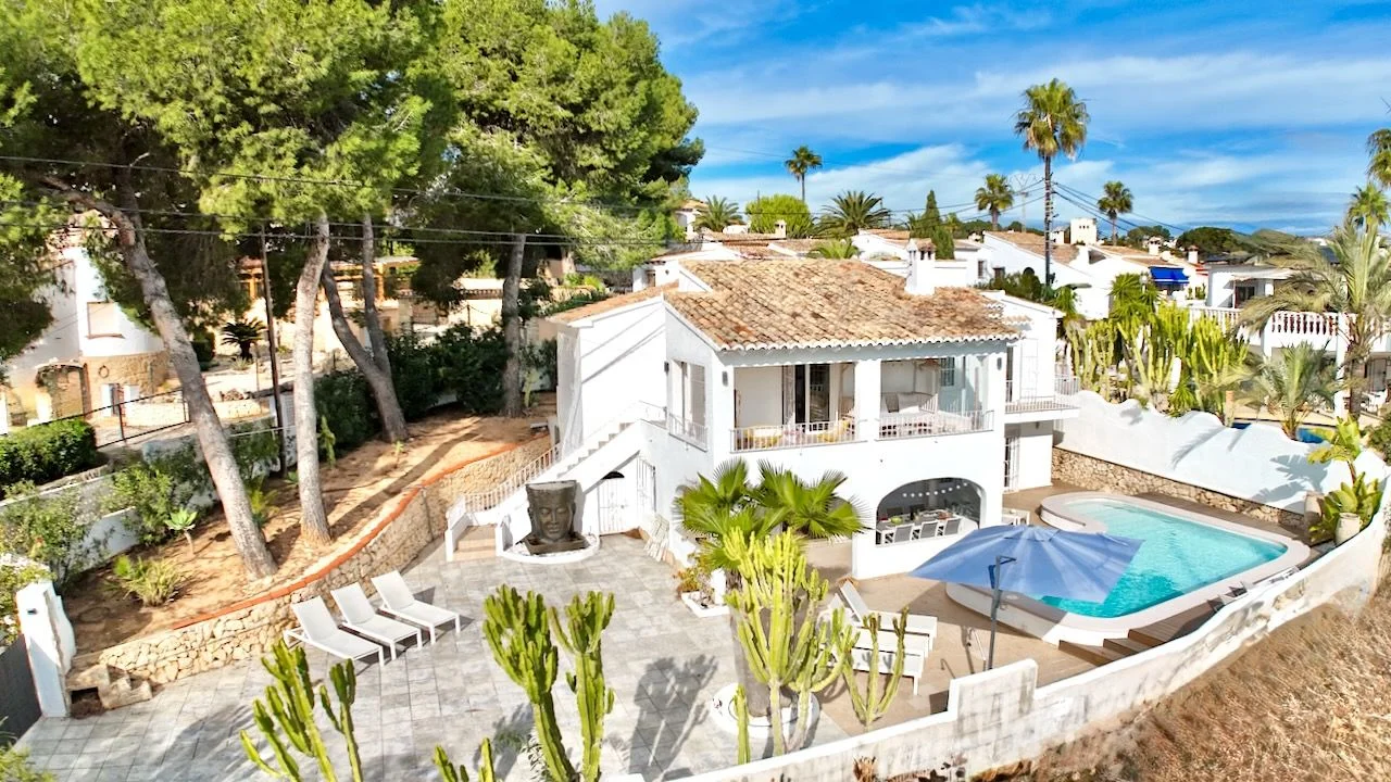 Villa reformada en Moraira con seis dormitorios