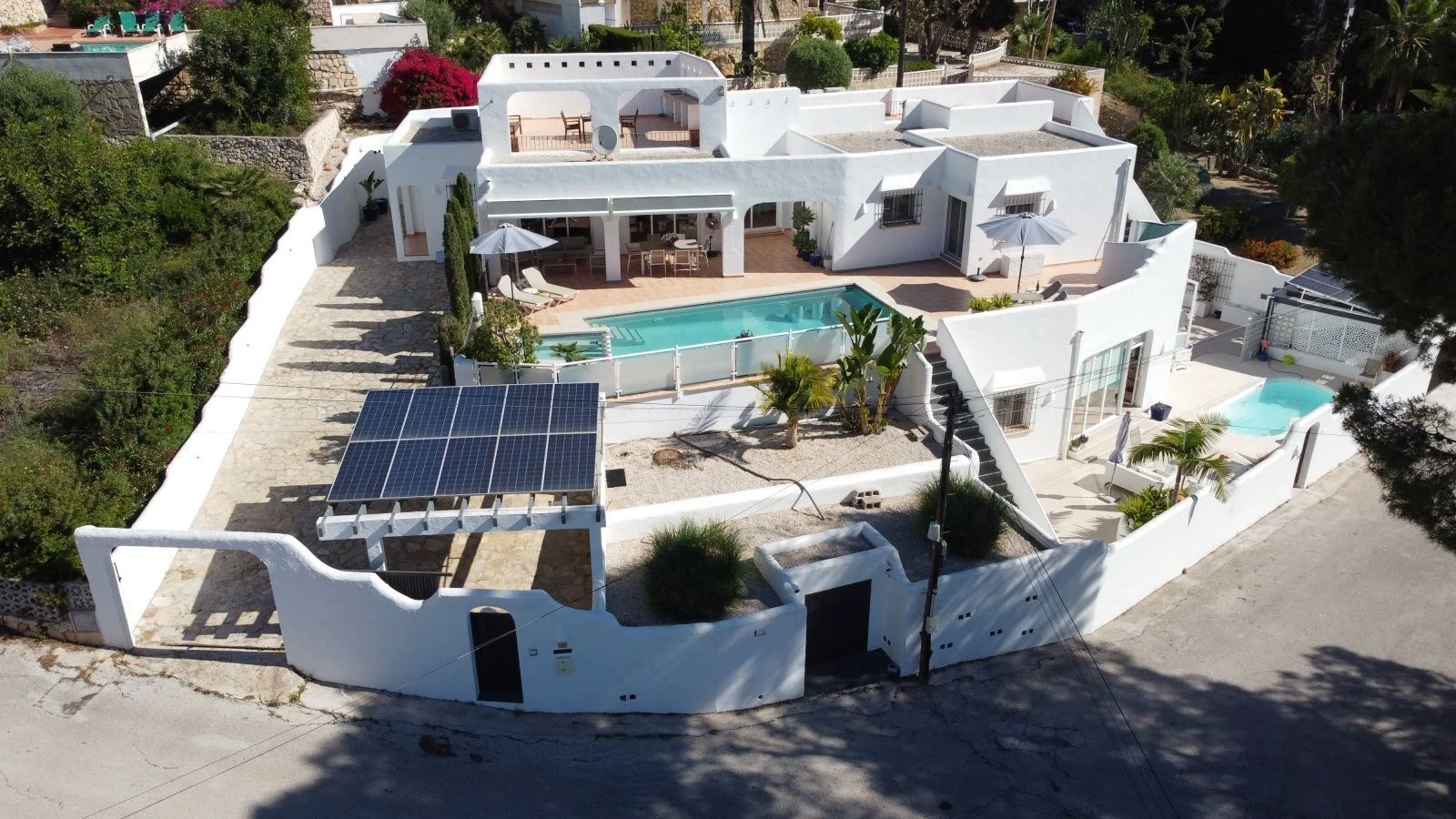 Villa en Moraira con dos viviendas y piscinas