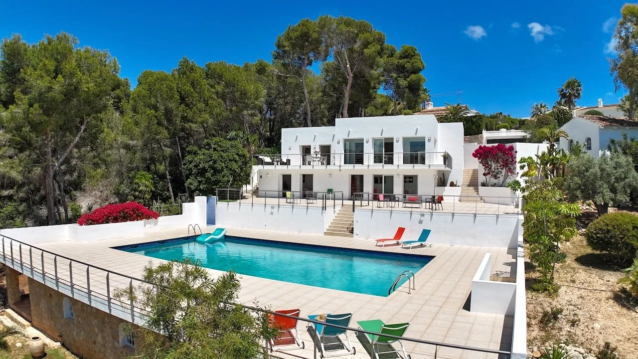 Renovated Moraira villa with tennis court
