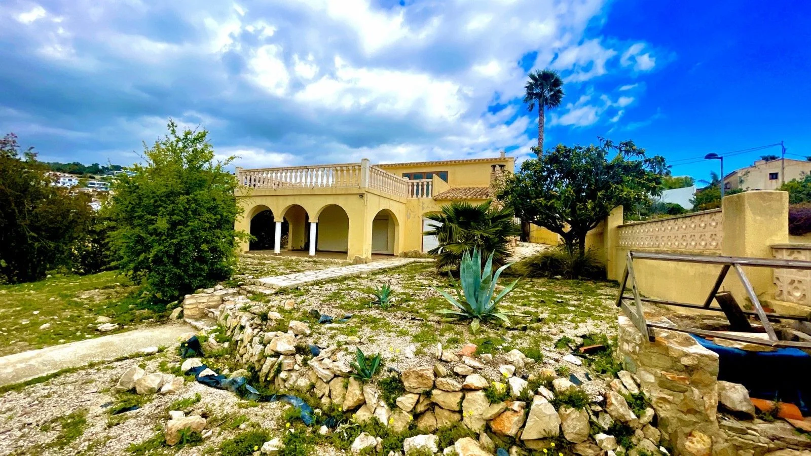 Villa with large plot and pool