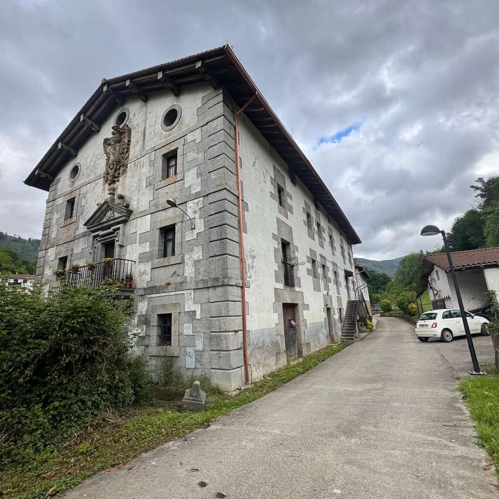 Gran caserío de cuatro habitaciones en Berrobi