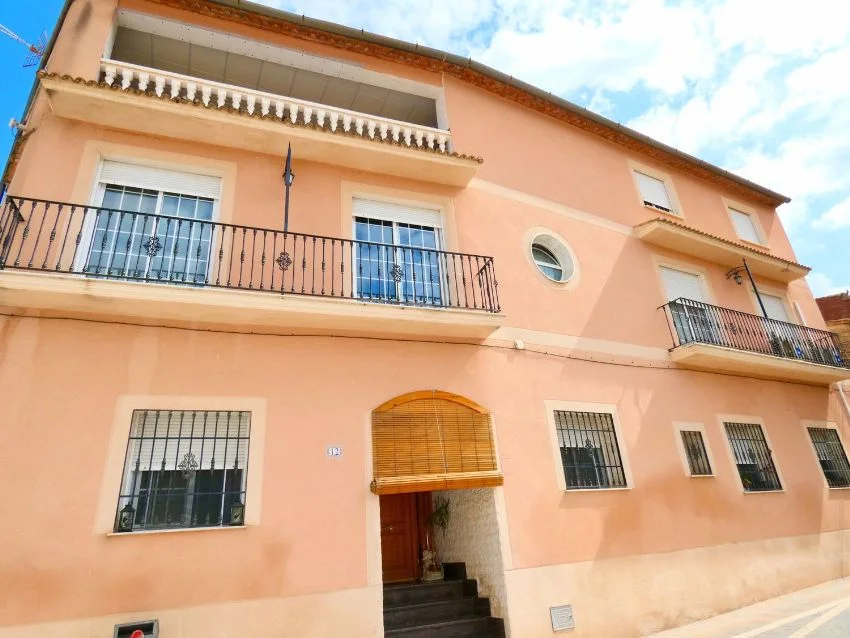 Renovated two-storey house, 4 bedrooms